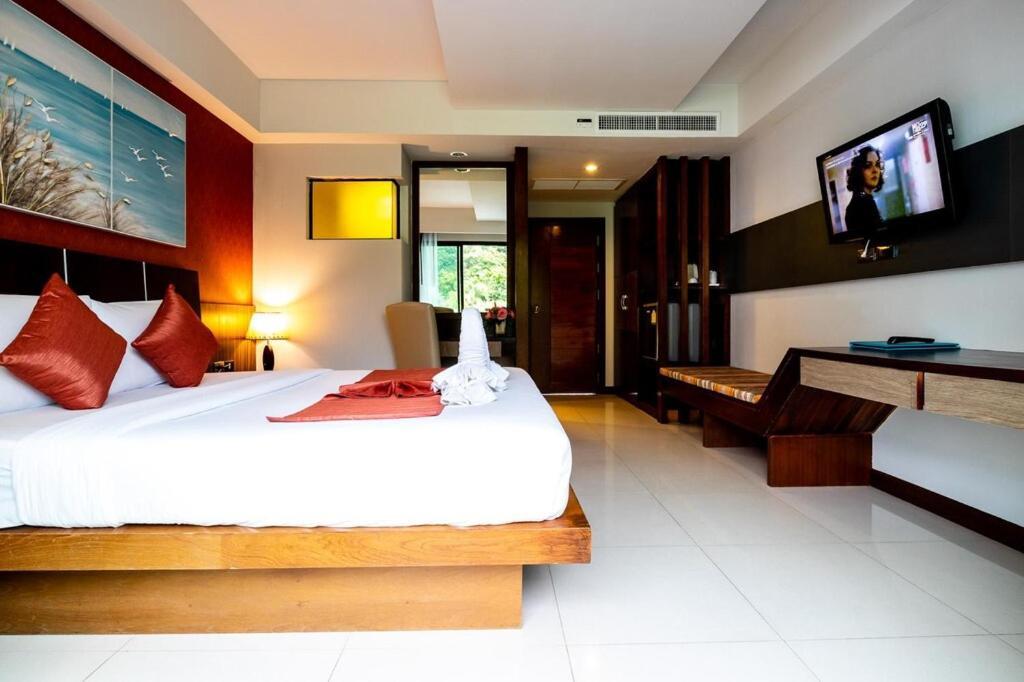 Dipantai Boutique Beach Resort Patong Exterior photo